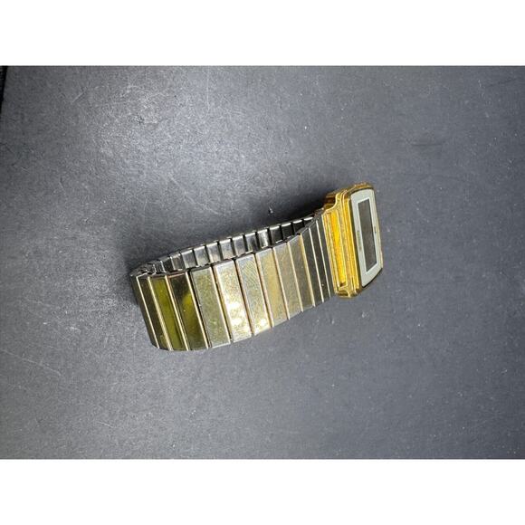 Vintage Q Timex Quartz Women’s Square Watch Digital LCD Gold Tone S Cell main image 5